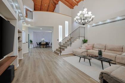 A huge living room with a high ceiling for hosting a large group