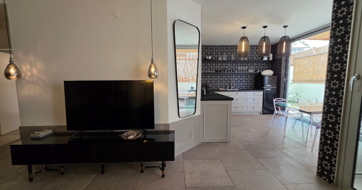 אטיס · דירת גן קו ראשון לים בחיפה — SHOOKROON GROUP