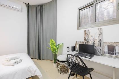 Bedroom with a workspace in a medium-term apartment in Haifa