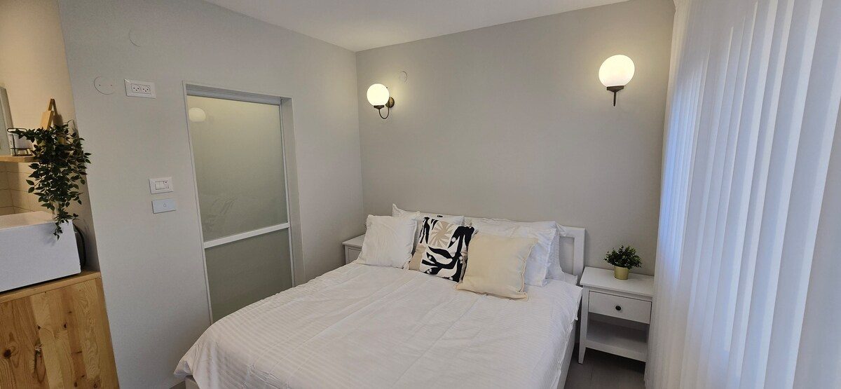 סטודיו רומנטי קו ראשון לים בנהריה — SHOOKROON GROUP